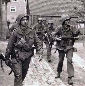 WW2-Photo-WWII-US-Soldiers-Europe-M1-Garand